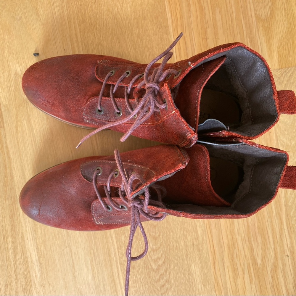 Taos Footwear Women's Red Lace-Up Boots